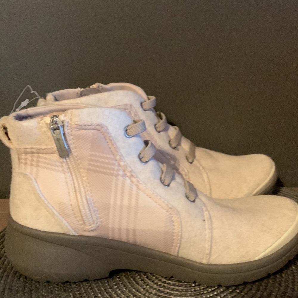Fun Ankle Boots, new, Size 6